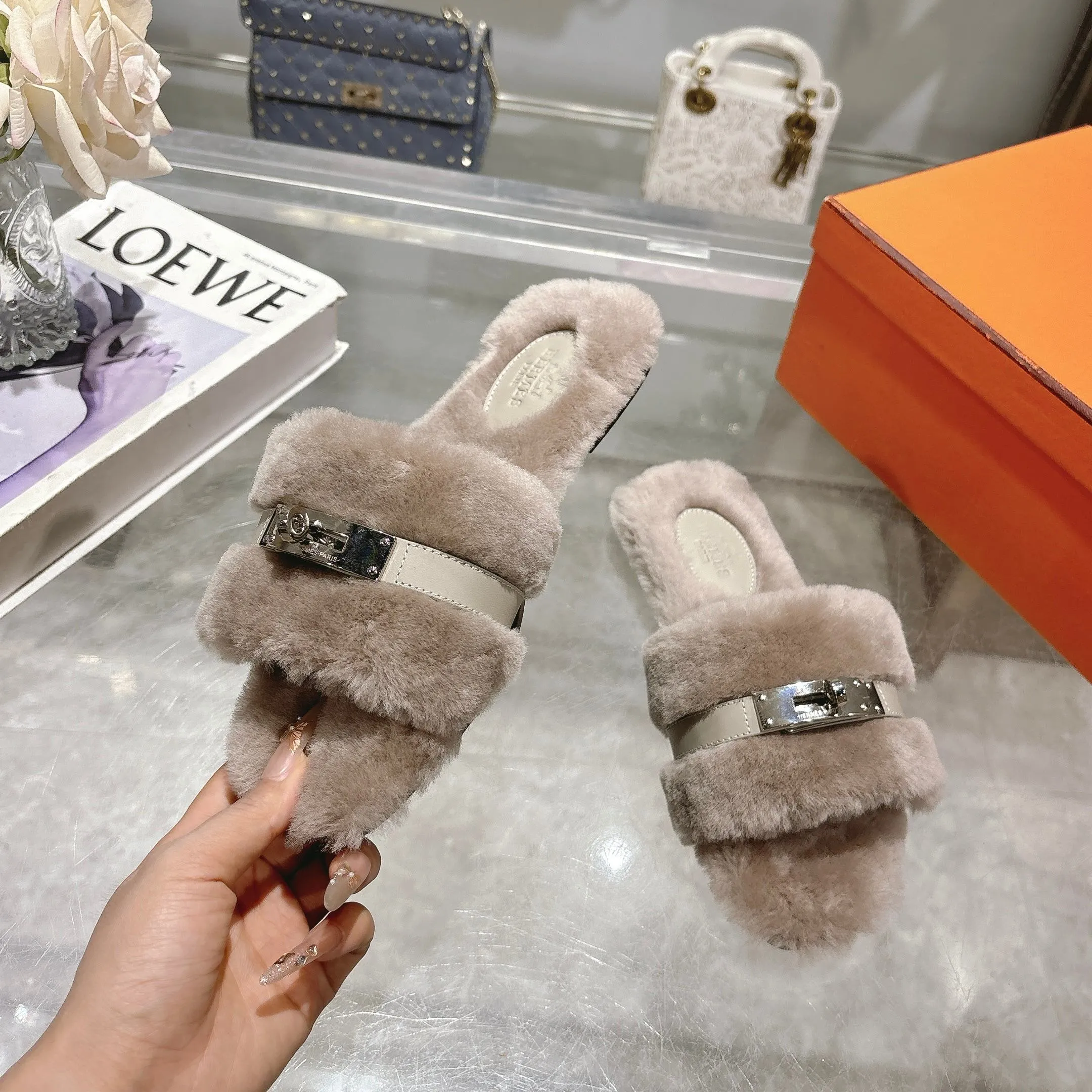 👟👟Ex-factory price 500👟👟 Purchasing agent level Hermes Hermès second uncle hair slippers are in stock all year round. 2025 new and new colors official website, Xiaohongshu synchronizes the latest color matching Hermès hot models are hot online, upgraded workmanship, high quality! Fashionable small wool H-trailers, autumn and winter style flat-soled wool mop, can be customized without standard, non-refundable and non-exchangeable. Fabric: Imported lamb's roll real wool. Lining: Imported lamb's roll real wool. Outsole: Genuine leather outsole. Size: 35-43, [Note: 41, 42, 43 customized]